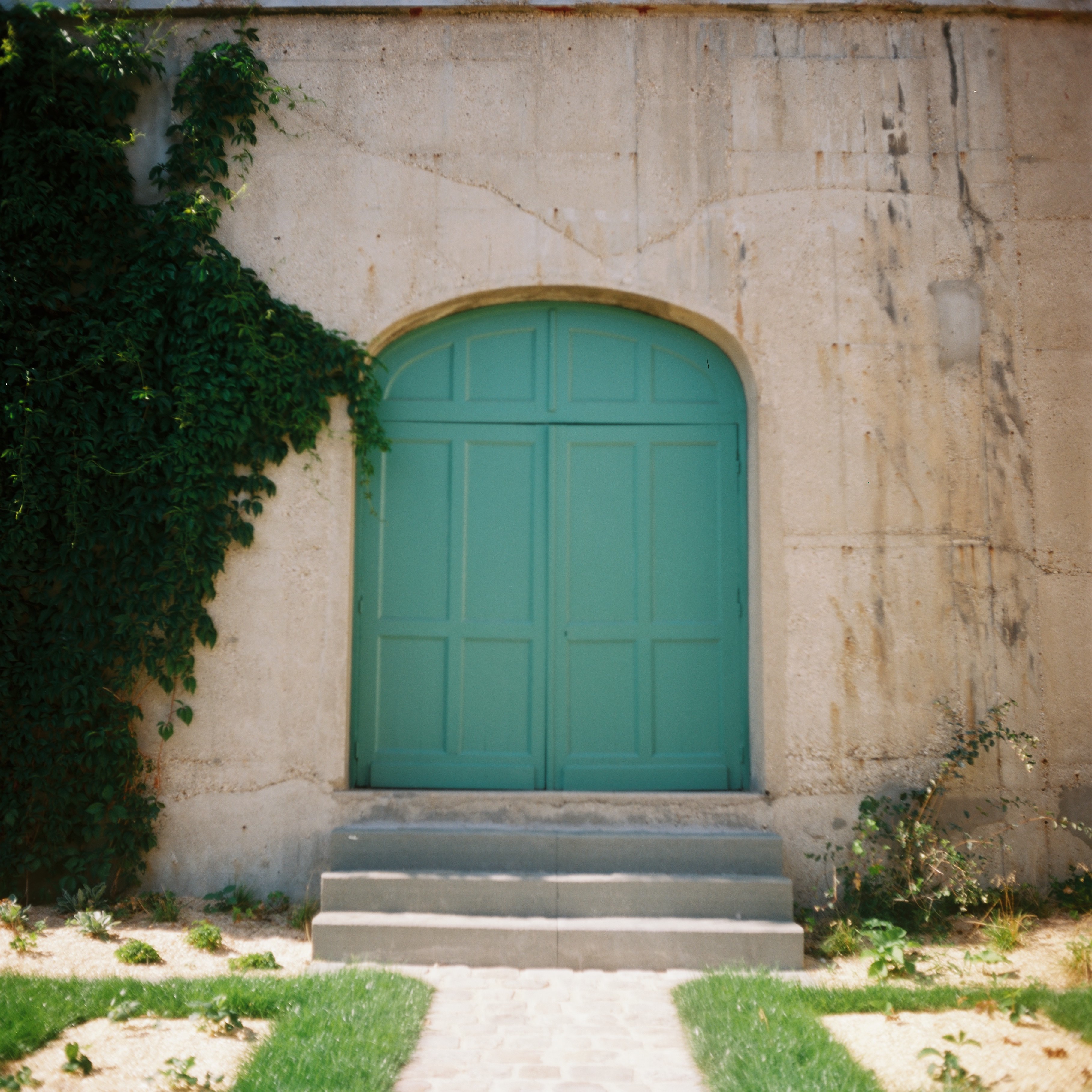 beautiful green parisian door in the gardens of the maison de balzac in the 16th arrondissement