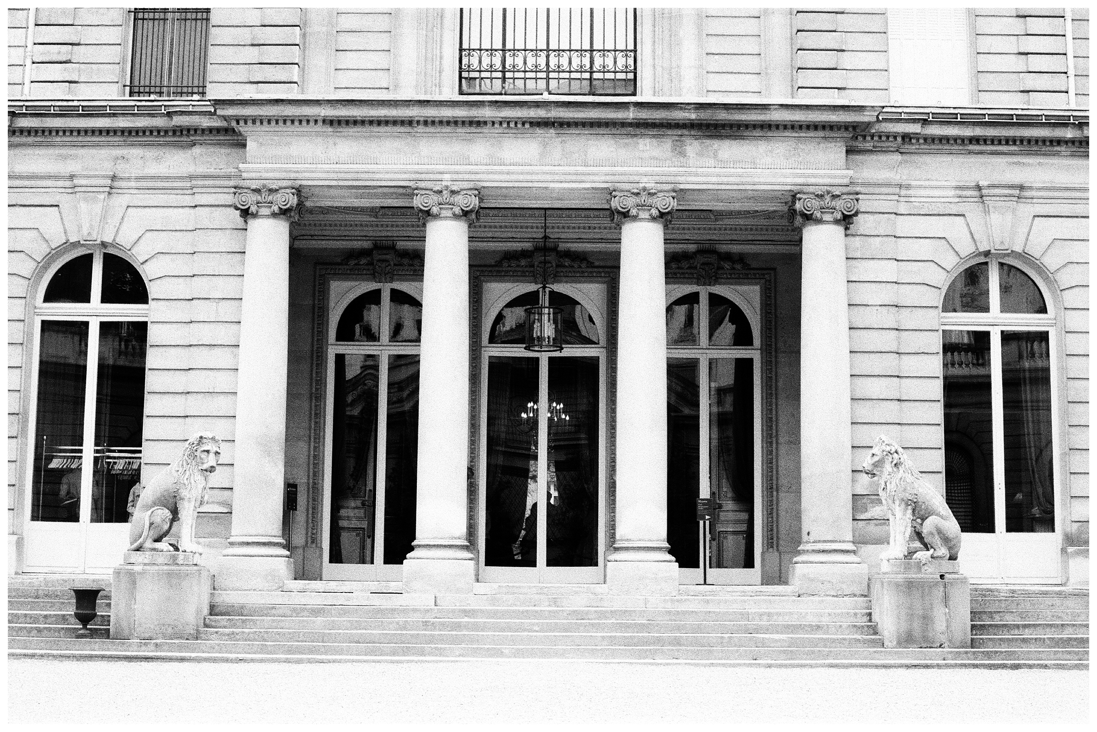 exterior of the musée jacquemart-andré, with ionic columns and lion statues